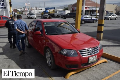 SE ECHA DE REVERSA Y CAUSA CHOQUE