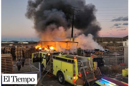 VORAZ INCENDIO OBLIGÓ A CERRAR CIRCULACIÓN DEL LIBRAMIENTO