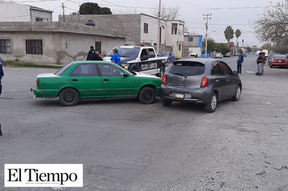 VELOZ TAXISTA PROVOCA ACCIDENTE