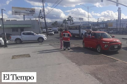 SE PASÓ LUZ ROJA Y PROVOCA CHOQUE