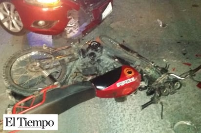 CHOCA AUTO A MOTOCICLISTA