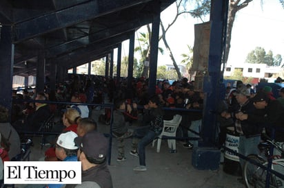 Lleno total en el parque de béisbol