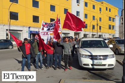 Realizan una marcha obreros encadenados