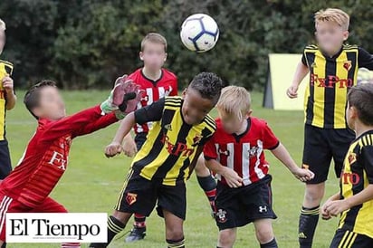 Prohíben a niños cabecear el balón