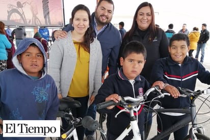 Regalan bicicletas a alumnos  de las comunidades rurales