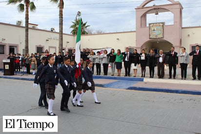 Celebran escuelas  Día de la Bandera