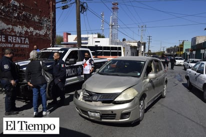 MUJER CHOCA PATRULLA