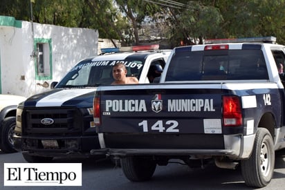 LE APUNTA CON PISTOLA EN LA CABEZA