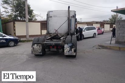 TRÁILER PROVOCA ACCIDENTE