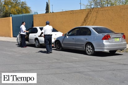 POR IR DISTRAÍDA DAMA PROVOCA CHOQUE