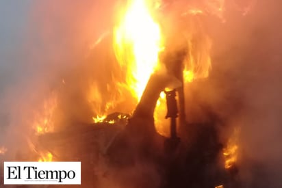 SE INCENDIA TRÁILER AL INTERIOR DE TALLER