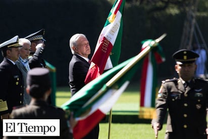 Tenemos que reafirmar nuestro patriotismo honrando a la bandera: AMLO