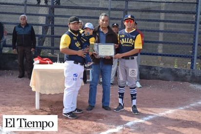 Reconocen a los campeones