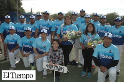 Generales cominan a los Dobermans