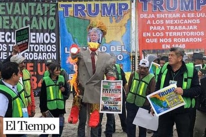 Prenden fuego a figura de Trump frente a muro fronterizo en Tijuana