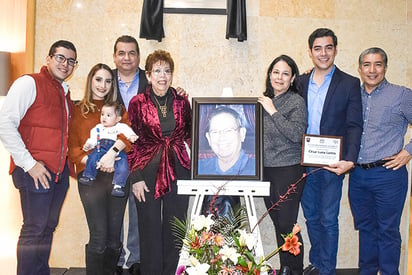 Inmortalizado a César Luna Lastra con placa e imposición de nombre al Teatro de Cámara