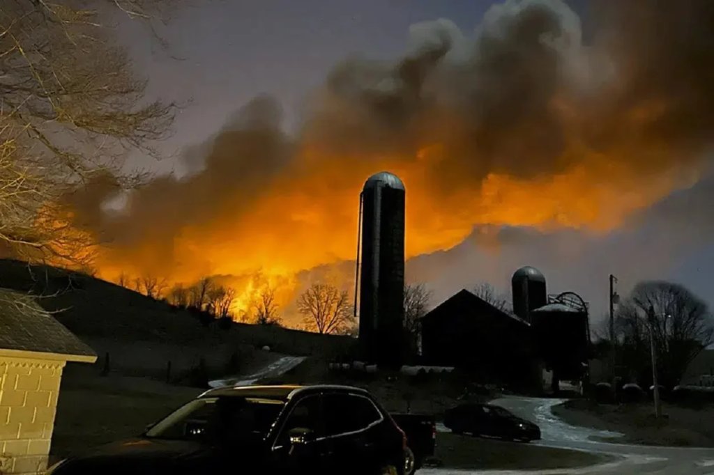 Descarrilamiento De Tren Provoca Gran Incendio Y Evacuaciones En Ohio