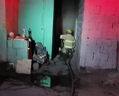 Incendio arrasa con bodega de vivienda de la colonia Otilo Montaño de Monclova