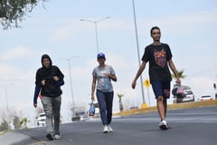 Migrantes cruzan Monclova seguros y con ánimo