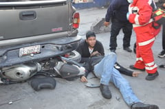 Motociclista se estrella contra camioneta estacionada en la colonia Primero de Mayo de Monclova 