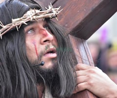 Javier se prepara para recibir los latigazos representando a Jesús en el viacrucis 