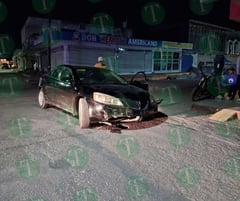 Joven conductor estrella su vehículo contra una construcción en la Zona Centro