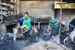 Familias afectadas por incendios con apoyadas en la remoción de escombro 