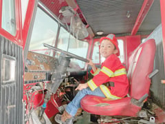 Irving es el bombero más joven de la historia en la estación de 'apagafuegos'