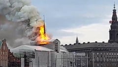 Espectacular incendio asola el edificio histórico de la Bolsa de Copenhague