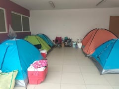 Familiares de pacientes acampan afuera de hospital