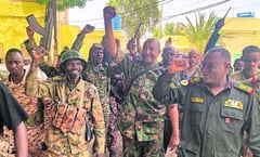 En Sudán paramilitares atacan aeropuerto militar tras visita de líder de Ejército