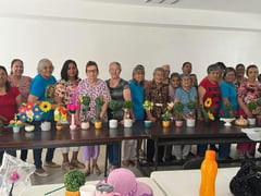  Adultos mayores disfrutan de talleres de manualidades en Nava