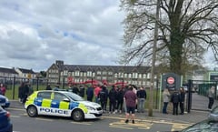 Ataque en escuela secundaria en Gales deja 3 heridos y 1 detenido