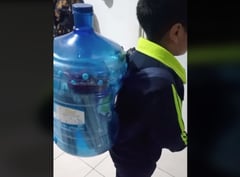 Mamá de Monterrey crea mochila loca con garrafón de agua y se viraliza