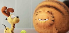 Memo Villegas y el elenco de voces de 'Garfield: Fuera de Casa' en español latino