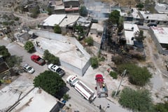 Elementos de Protección Civil y Bomberos combaten incendio en Torreón