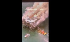 Incendio en muelle de Oceanside, California provoca enormes columnas de humo