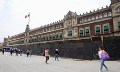 'Hay muchos provocadores', justifica AMLO por vallas en Palacio Nacional ante marcha por Ayotzinapa