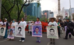 Padres de normalistas de Ayotzinapa marchan en la CDMX