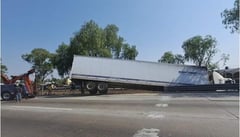 Tráiler se impacta contra muro de contención en la autopista México-Querétaro