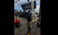 Pantalla gigante se desploma sobre escenario en pleno show de mago en Chile