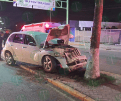Ensarta auto en palmera: Tres heridos