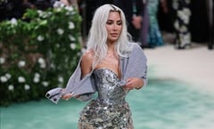 Critican vestido de Kim Kardashian en la Met Gala '¿cuántas costillas se quitó para caber ahí?'