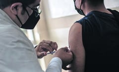 AstraZeneca retira su vacuna nivel mundial, meses después de admitir casos de trombosis