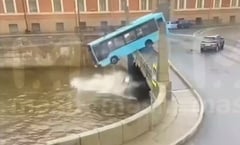 VIDEO: Autobús de pasajeros cae a un río en Rusia hay 3 muertos y 6 heridos