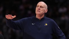 Rick Carlisle, coach de Pacers, multado por criticar a árbitros