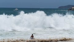 Detienen a bañista imprudente en Playa Olas Altas de Mazatlán