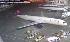 Video muestra momento en que avión procedente de Cancún se incendia al aterrizar en Seattle