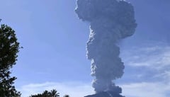 Indonesia eleva al nivel máximo la alerta por el volcán Ibu tras nueva erupción