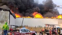 Se incendia fábrica de veladoras en San Martín Texmelucan, Puebla
